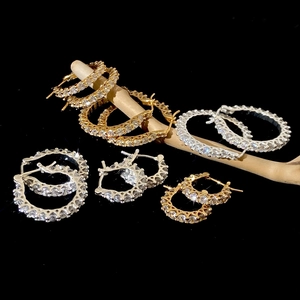 Boucles d'oreilles créoles serties de strass en finitions or et argent sur bois chic