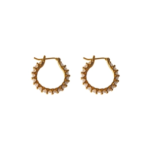 Boucles d'oreilles huggies dorées avec cristaux carrés sur fond blanc pur