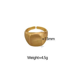 Détail macro d'une bague dorée de 13mm en métal brossé avec anneau ouvert réglable