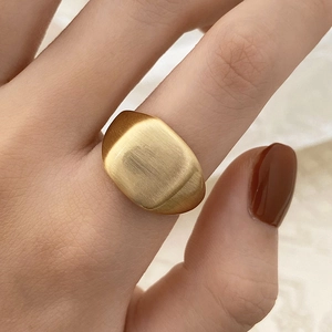 Bague chevalière dorée minimaliste pour hommes et femmes avec finition brossée mate