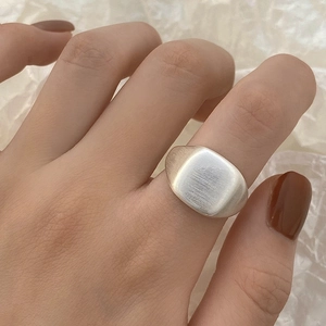 Bague large argentée minimaliste avec texture brossée portée à l'index
