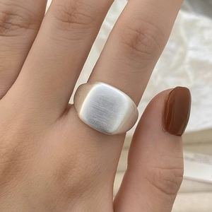 Vue détaillée d'une bague chevalière en argent mat avec finition en métal brossé
