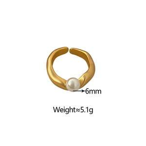 Dettaglio anello dorato con perla da 6mm, texture organica e peso di 5,1g