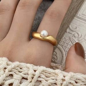 Anello con perla ondulata placcato oro stile francese con design estetico minimalista