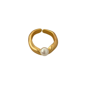 Anello di perle placcato oro con fascia ondulata e design aperto regolabile