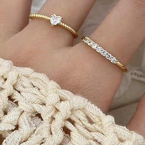 Elegante set di anelli in oro con cuore di zircone e fascia intrecciata per donna