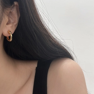 Élégantes boucles d'oreilles créoles dorées polies au design minimaliste de luxe
