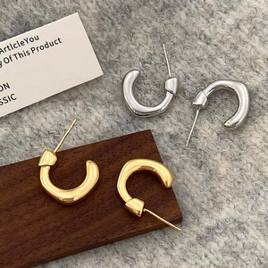 Boucles d'oreilles minimalistes irrégulières en forme de C en finitions or et argent
