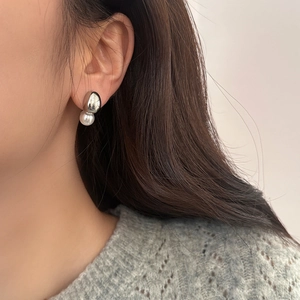 Elegant gold bead and pearl drop earrings featuring a minimalist polished metal design