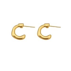 Boucles d'oreilles créoles dorées irrégulières avec un design minimaliste métal liquide