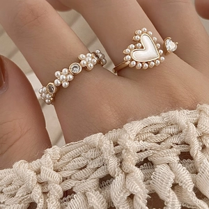 Elegante Kunstparel Zirkonia Ring Voor Dames Legering Verguld Hart Bloem Vormig Modieus Niche Ontwerp Vinger Sieraden Luxe