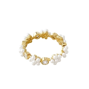 Elegante gouden bloemring met witte parels en zirkonia stenen op een witte achtergrond
