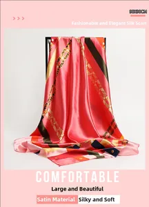 Détail d'un foulard en satin rouge et bleu avec motif de chaîne dorée 90x90cm
