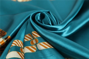 Gros plan d'un foulard en soie à motif géométrique avec tissu brillant et beau drapé