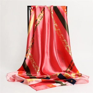 Carré de soie vibrant avec motif de chaîne bicolore et finition satinée haut de gamme