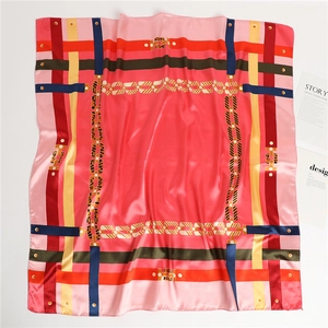 Détail d'un foulard carré en soie avec imprimés de chaînes et motifs léopard colorés