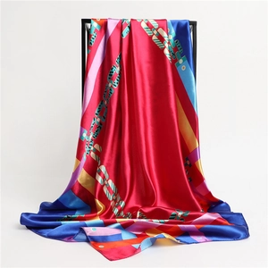 Carré de soie élégant avec rayures colorées et motifs de chaînes sur support