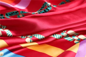 Vue détaillée du foulard en soie satinée avec motifs rouges, jaunes et imprimés léopard