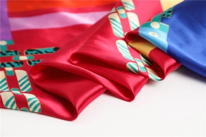 Gros plan détaillé du foulard en soie coloré avec motifs de chaînes et texture lisse