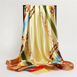Élégant foulard en soie avec motifs géométriques et imprimé chaîne sur un support
