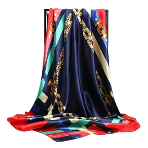 Carré de soie élégant avec motifs de chaînes dorées et blocs de couleurs géométriques chic
