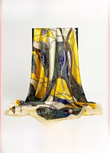 Détail du foulard carré en satin montrant des motifs de chaîne rétro et texture soyeuse