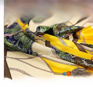 Détail d'un foulard en soie à motif chaîne et teinture naturelle douce pour la peau