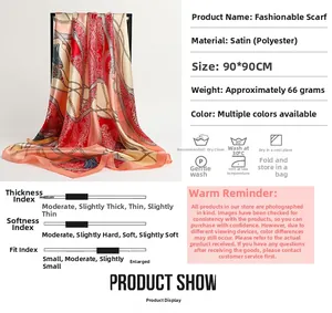 Détail du foulard en satin 90x90cm avec motifs de chaînes rouges et spécifications