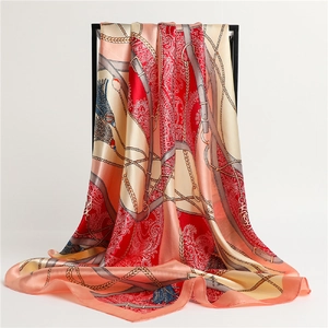 Vue détaillée du foulard en soie avec motifs de cordes et chaînes sur satin brillant