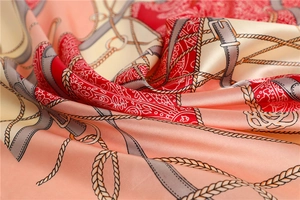 Vue détaillée d'un foulard en soie de haute qualité avec des motifs de harnais et de chaînes