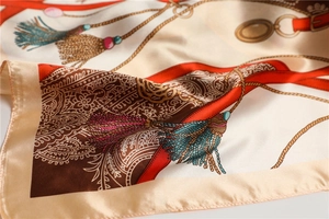 Gros plan d'un foulard en soie avec motif de chaîne et texture satinée lisse