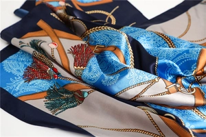 Détail d'un foulard en soie avec imprimé corde et chaîne sur tissu bleu marine lisse