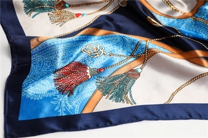 Gros plan d'un foulard en soie aux motifs de cordes et paisley avec fini satiné