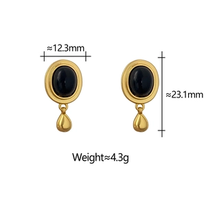 Details von Vintage-Ohrringen mit schwarzem Stein und goldenem Wassertropfenanhänger