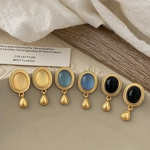 Retro-Ohrringe mit Katzenaugenstein-Tropfen in Gelb, Blau und Schwarz, matt vergoldet