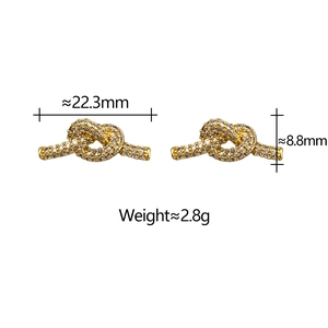 Detailansicht der Knotit-Ohrringe mit Zirkonia, Größe 22,3 mm Länge und 8,8 mm Breite