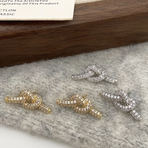 Elegante geknotete Ohrringe mit Zirkonia-Besatz in Gold- und Silberfarben