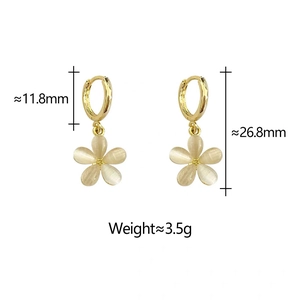 Detailed size view of flower earrings with dimensions 26.8mm length and 3.5g weight