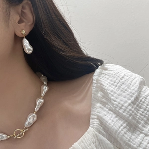 Baroque irregular pearl necklace and earrings set with gold toggle clasp on a model