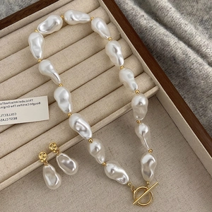 Baroque pearl jewelry set with necklace and earrings featuring golden OT clasp in a tray