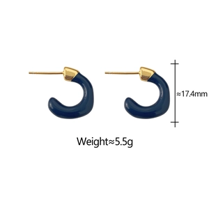 Dettaglio orecchini a cerchio a C dorati con smalto blu, altezza 17,4mm e peso 5,5g