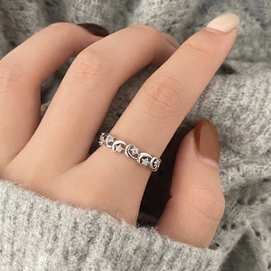 Bague réglable en argent avec design lune et étoile évidé et détails en zircone cubique
