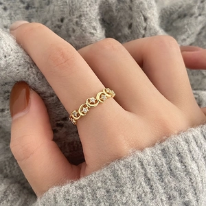Bague élégante en or avec motifs lune et étoile sertis de zircons sur la main d'un mannequin