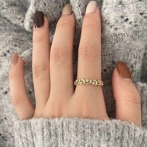 Vue détaillée de la bague réglable dorée avec motif lune et étoile en zircon