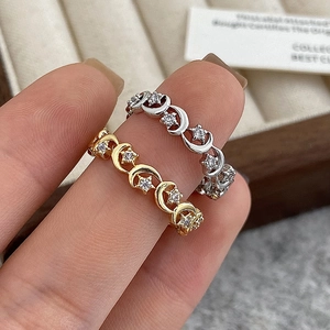 Détail des bagues ajustables lune et étoile en or et argent avec pierres en zircon