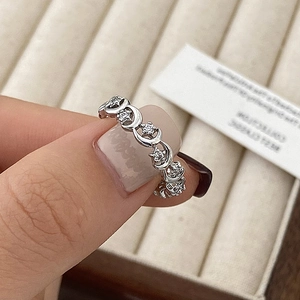 Vue détaillée d'une bague étoile et lune en argent avec zircons sur un plateau