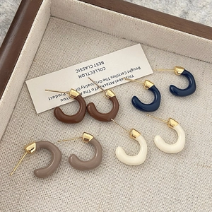 Orecchini a cerchio a C in smalto stile vintage francese in set da quattro colori