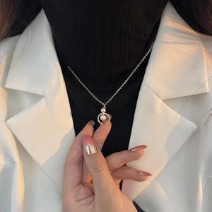 Elegante Doppelperlenhalskette mit Goldkette und Zirkonia-Anhänger am Modell