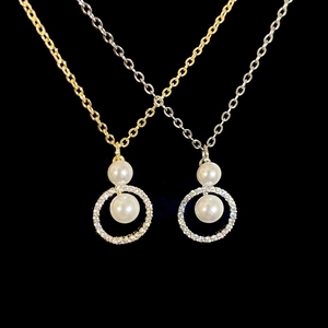 Elegante Perlenhalskette mit zirkonbesetztem Anhänger in Gold und Silber