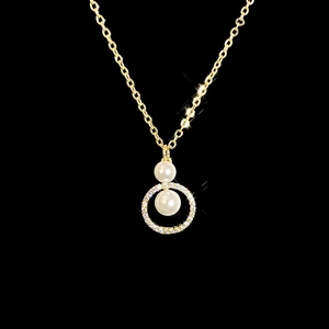 Detailansicht der goldenen Perlenkette mit mikrogefassten Zirkonia-Anhängern aus der Nähe